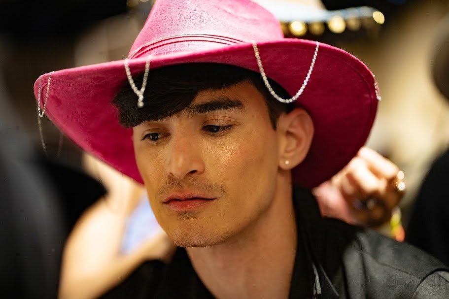 Invitada con un sombrero vaquero rosa