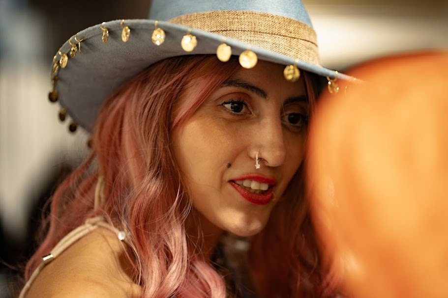 Sombrero azul denim con tachuelas en el evento